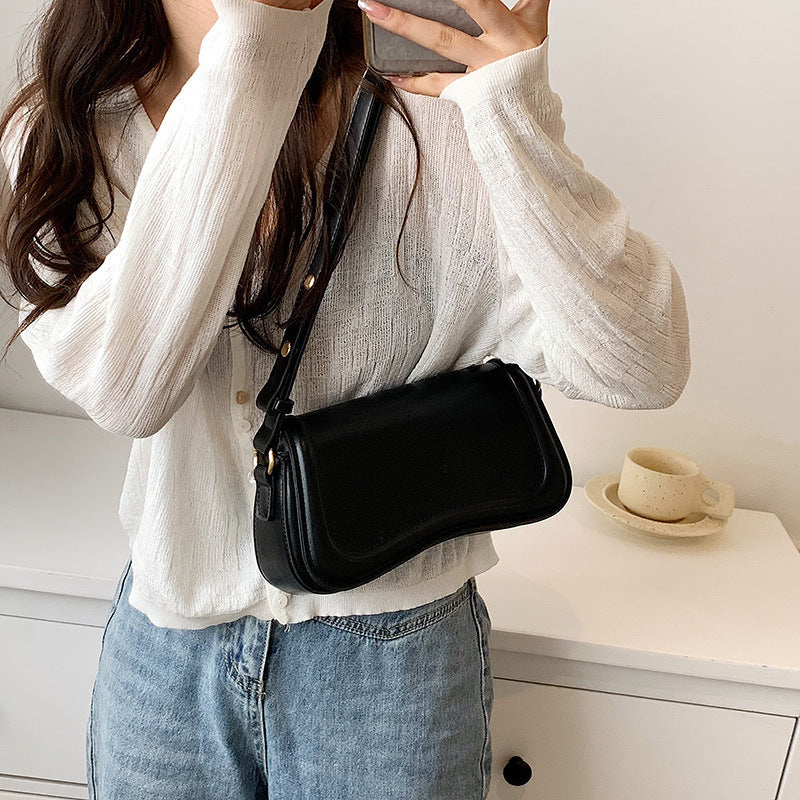 Noir Curve Shoulder Bag – Sleek Minimal Everyday Essential