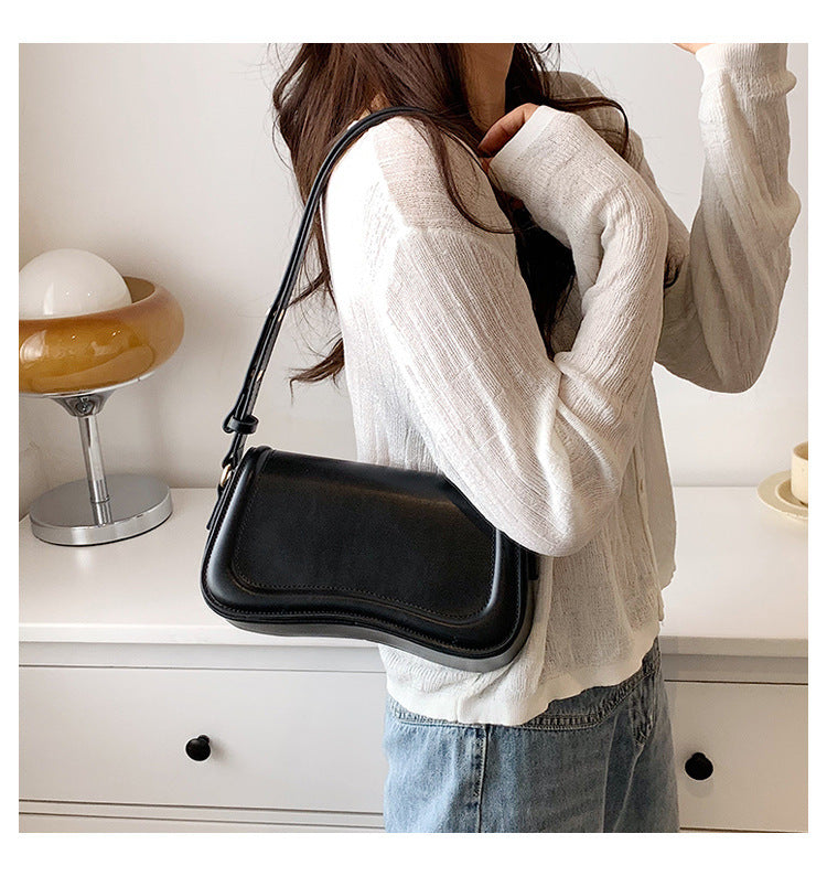 Noir Curve Shoulder Bag – Sleek Minimal Everyday Essential