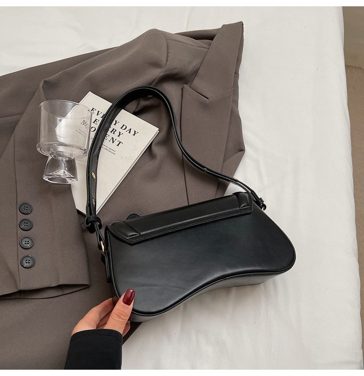 Noir Curve Shoulder Bag – Sleek Minimal Everyday Essential