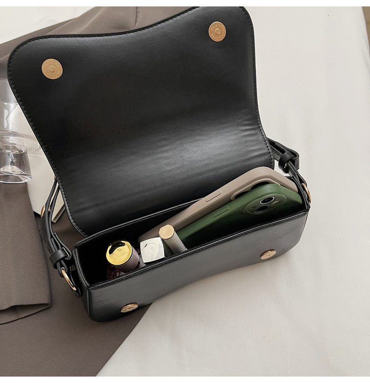 Noir Curve Shoulder Bag – Sleek Minimal Everyday Essential